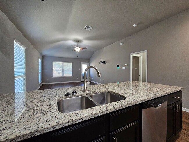 Foto del edificio - AMAZING RENT REDUCTION - HOME AVAILABLE NOW!