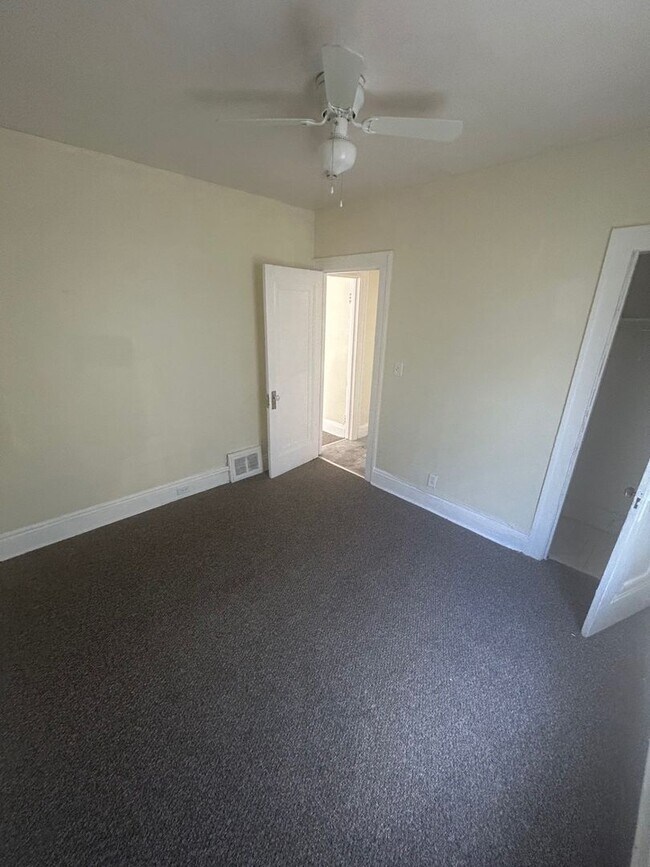 Foto del edificio - 3374 E 128th St