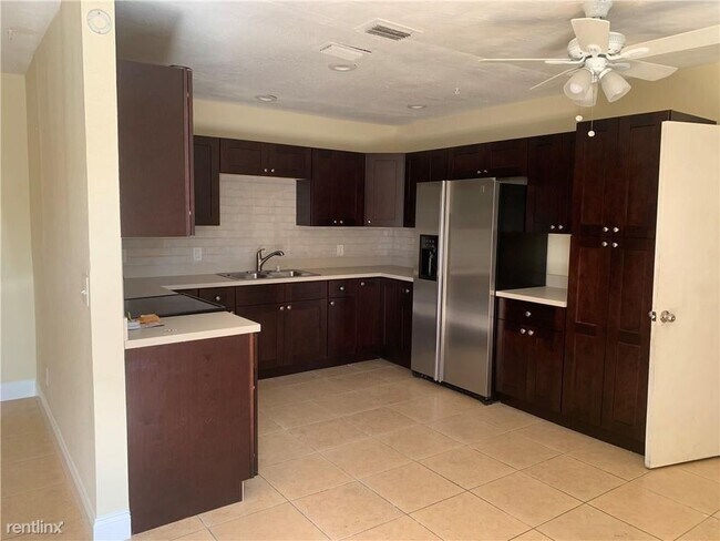 Building Photo - 6 br, 2 bath House - 2701 NW 21st St