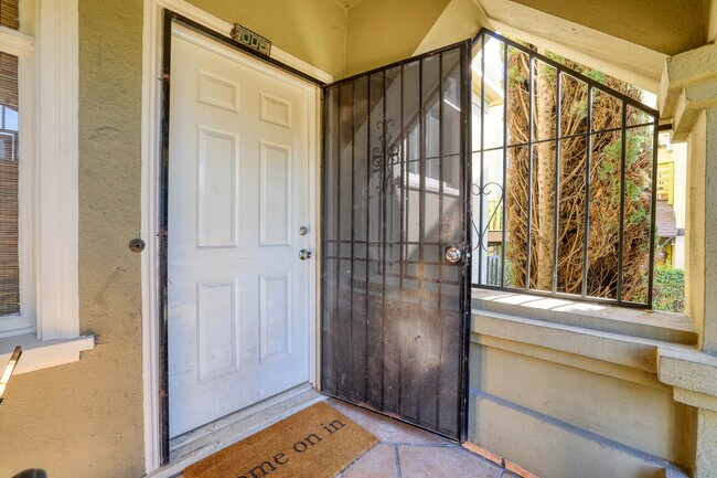Building Photo - 1006 N Heliotrope Dr