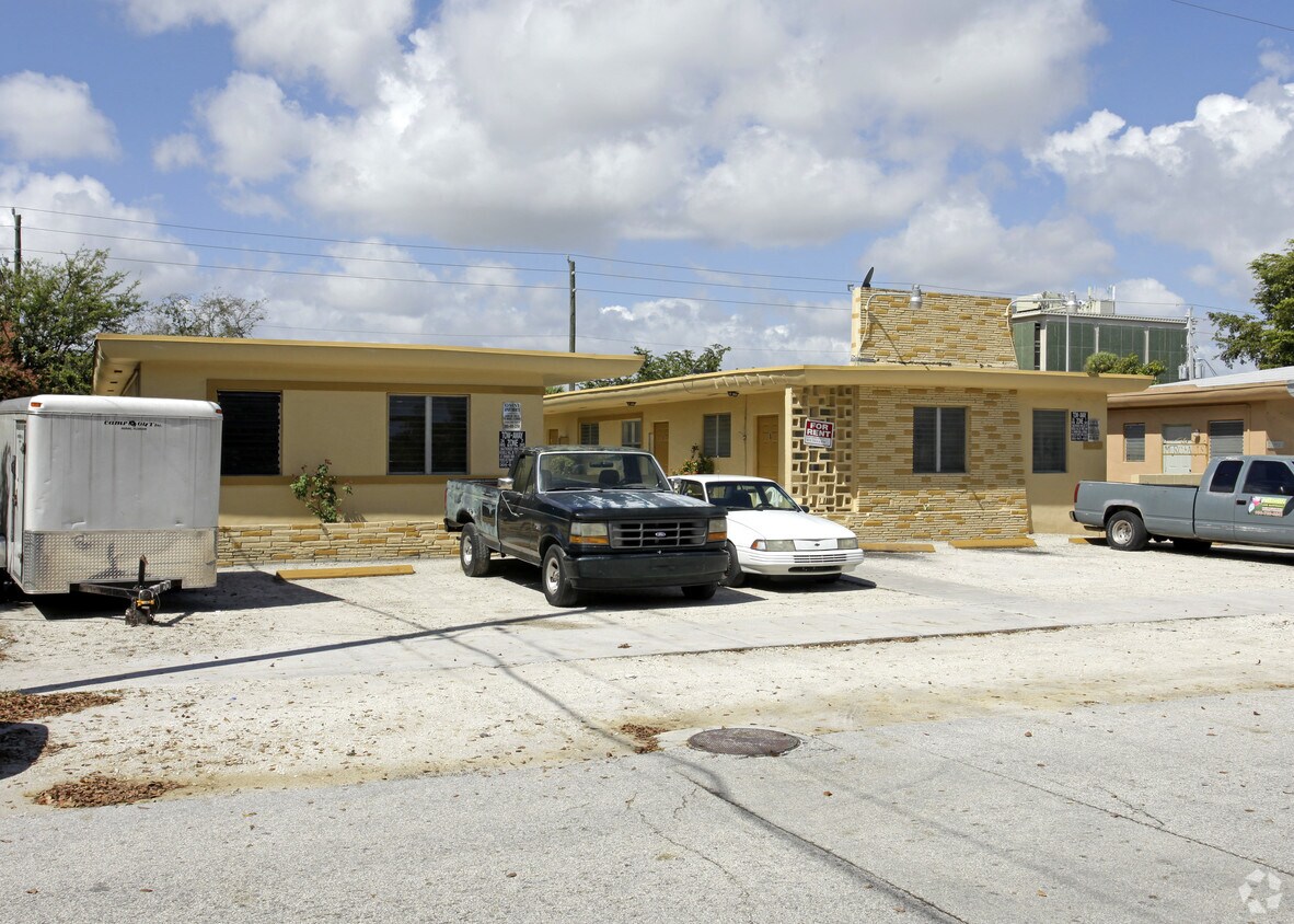 Building Photo - 12400 NE 12th Ct