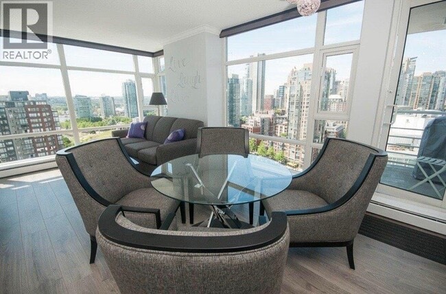 Photo du bâtiment - 1199 Marinaside Crescent