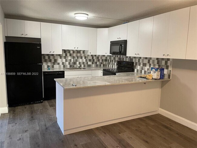 Foto del edificio - 4648 Suburban Pines Dr