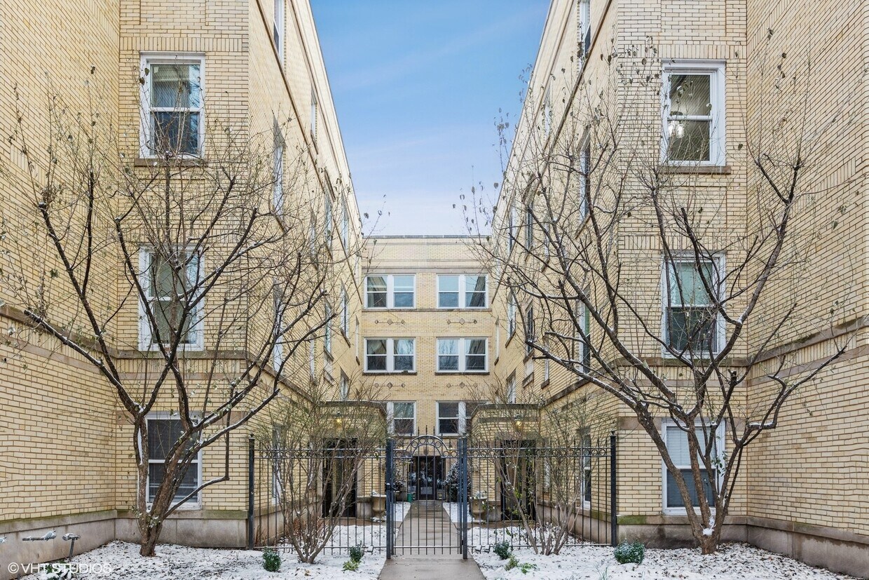 Primary Photo - 1419 W Catalpa Ave
