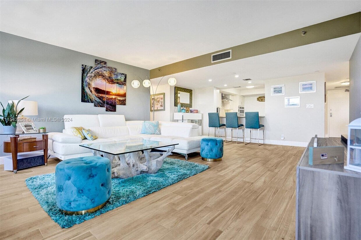 Foto principal - 3200 Port Royale Dr N