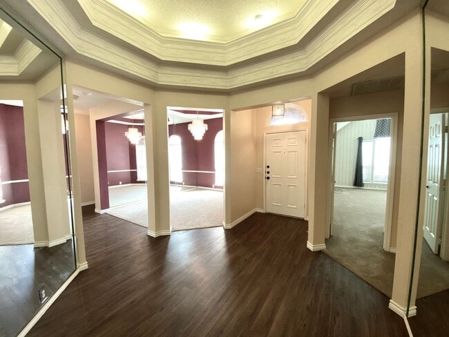 Building Photo - Introducing this inviting 3-bedroom, 2-bat...