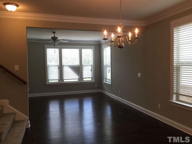 Building Photo - 1401 Town Home Dr