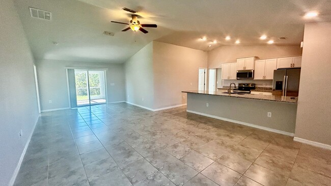 Foto del edificio - 4-bedroom 2-bath single-family - Cape Coral