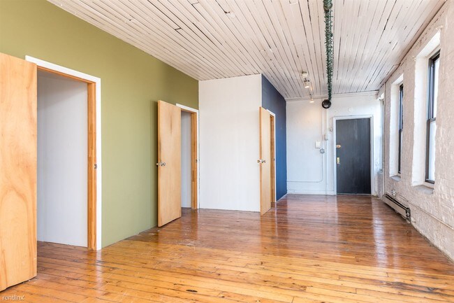 Building Photo - 121 Boerum St