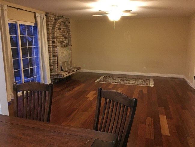 Foto del edificio - 3105 Meadowlands Ln