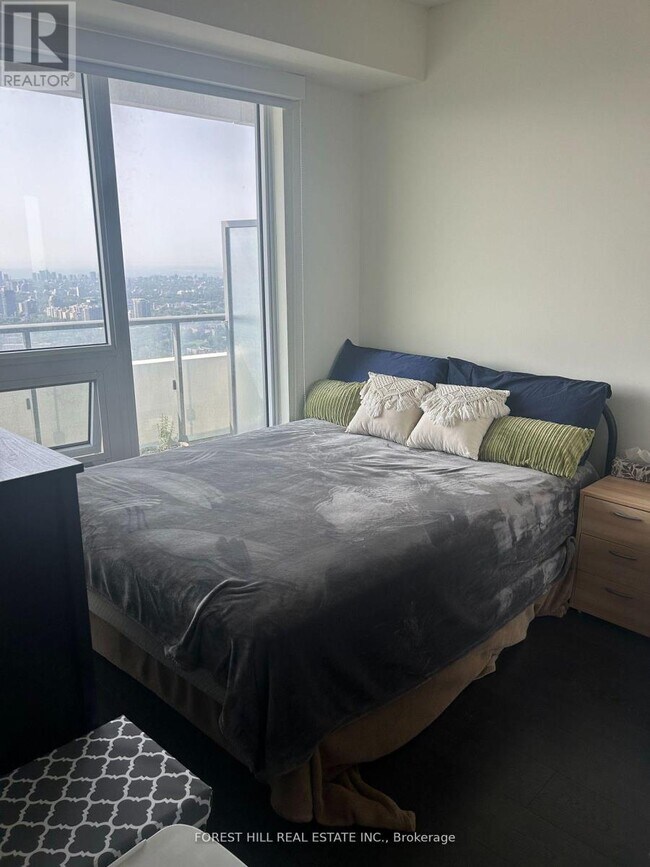 Photo du bâtiment - 2221 Yonge St