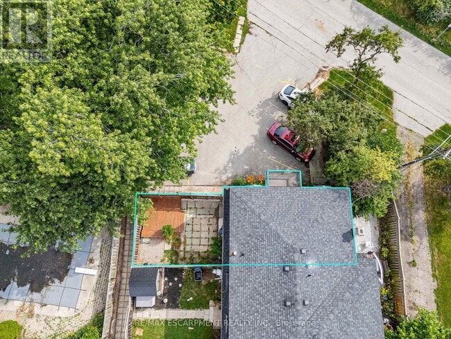 Building Photo - 996 Brenda Crescent