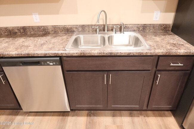 Building Photo - 112 Peonia Rd