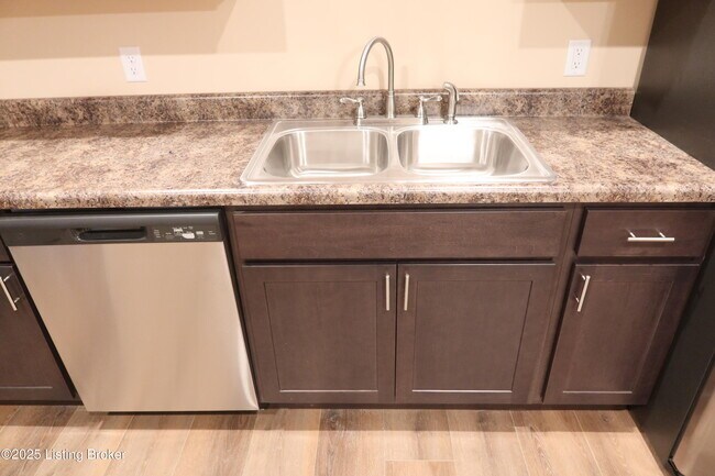 Foto del edificio - 112 Peonia Rd