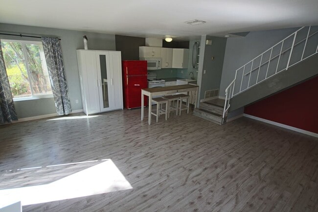 Building Photo - Large spacious 2 Bedroom in UTC