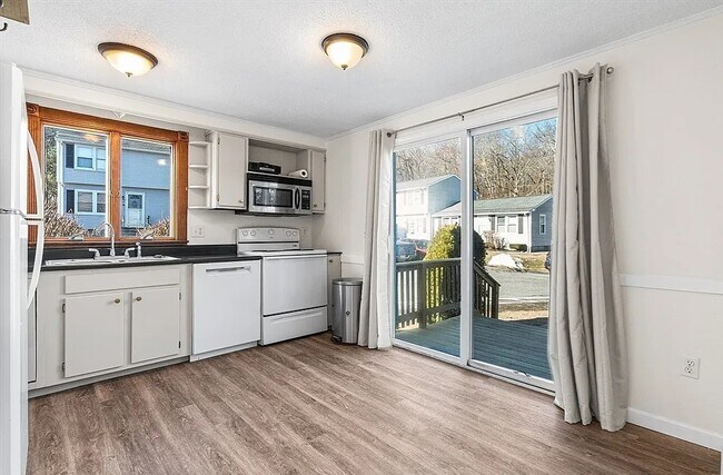 Foto del edificio - Spacious Layouts with Natural Light