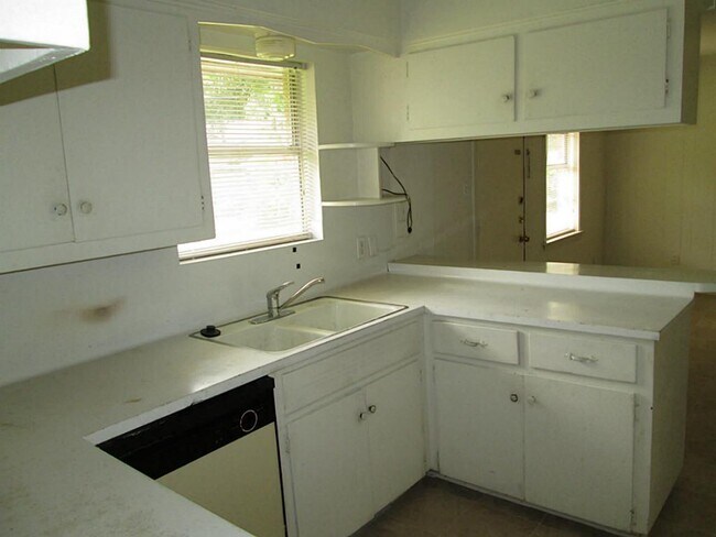 Building Photo - 5910 Ariel St