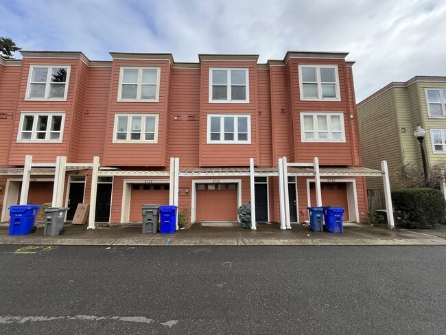 Modern Townhome Near OHSU with 3 Bedrooms Each with Private En-Suite Bath - Modern Townhome Near OHSU with 3 Bedrooms Each with Private En-Suite Bath