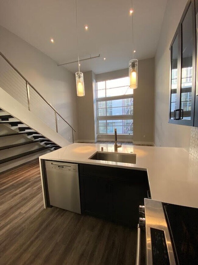Foto del edificio - HUGE, remodeled 2 Level 2br/2Ba Loft, Park...