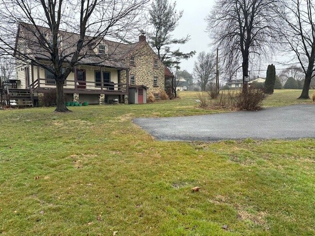 Building Photo - Country Setting-New Providence