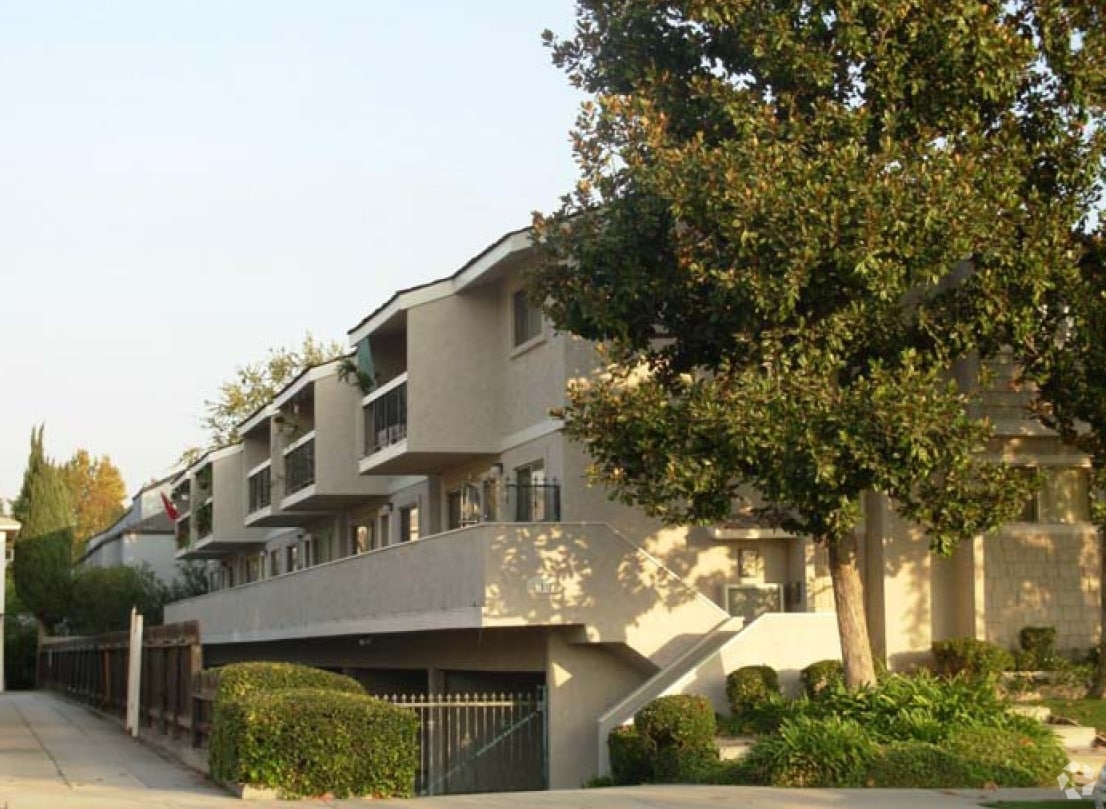 Building Photo - 812 S Marengo Ave