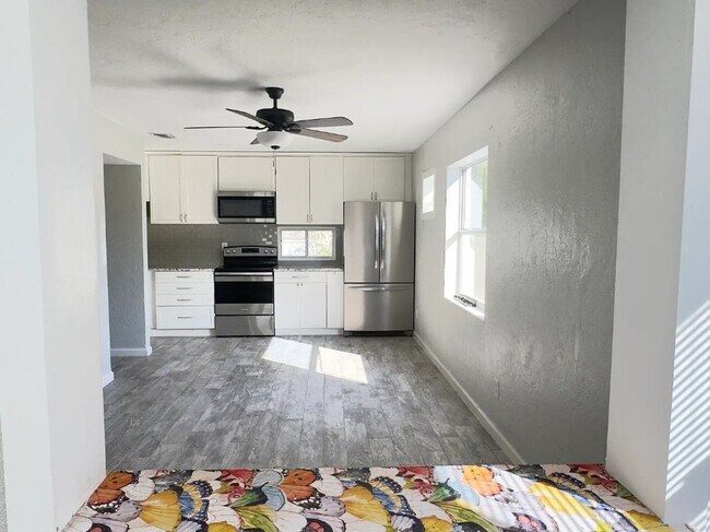 Building Photo - Updated Unfurnished Home in Desirable Gulfport Location! 1bed|1bath