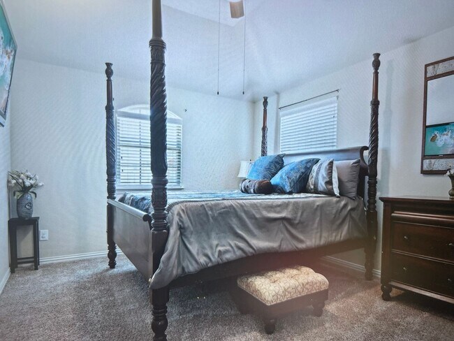Building Photo - Beautiful 5 bed 4 bath 2 car garage with m...
