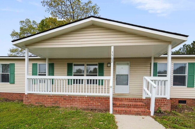 Building Photo - 3 Bed 2 Bath Home Close to Fort Bragg