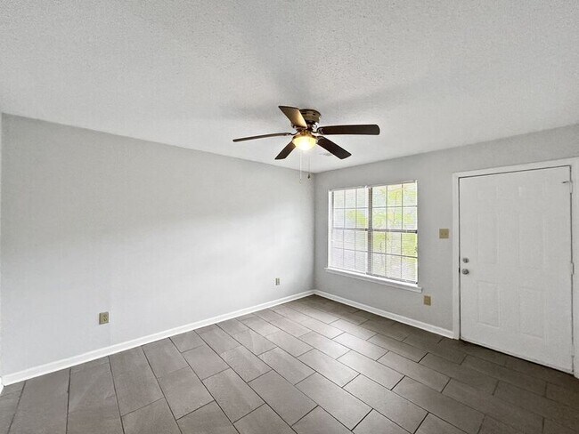 Building Photo - 880 Hill St