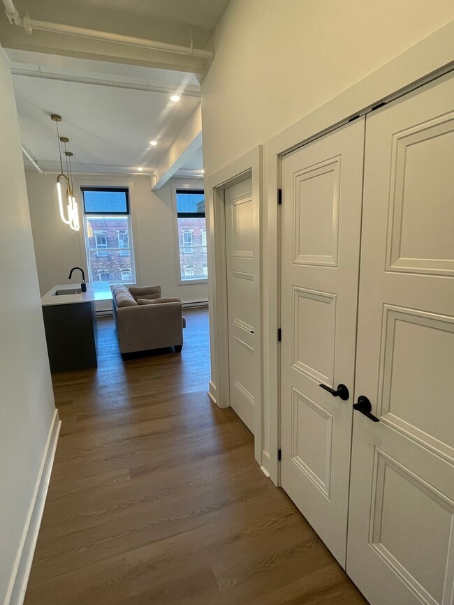 Front entry way - 49 Canterbury St