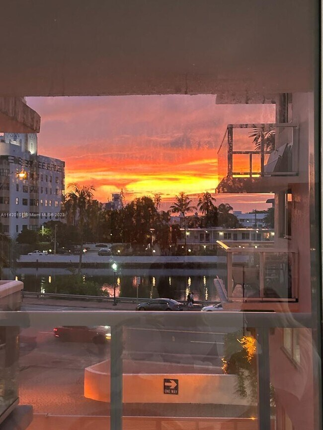Foto del edificio - 2457 Collins Ave
