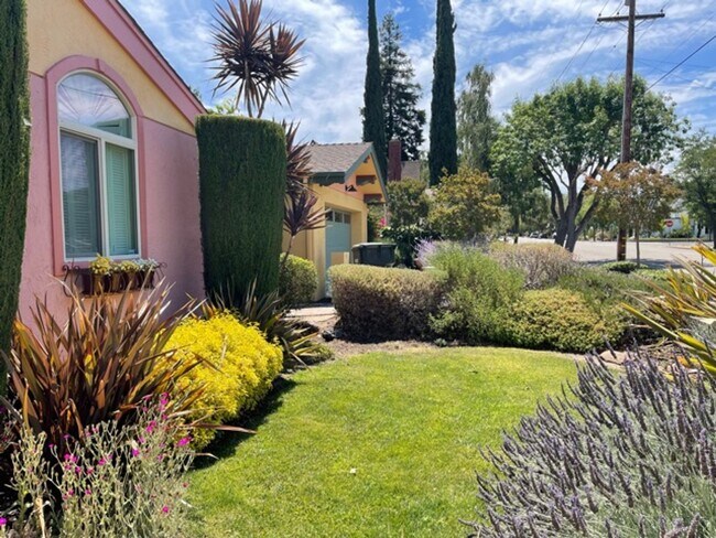 Building Photo - Tuscany Inspired Single Family Home in Liv...