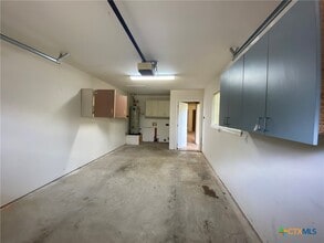 Building Photo - 570 Beverly Ln