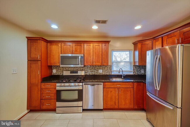 Foto del edificio - 829 51st St NE