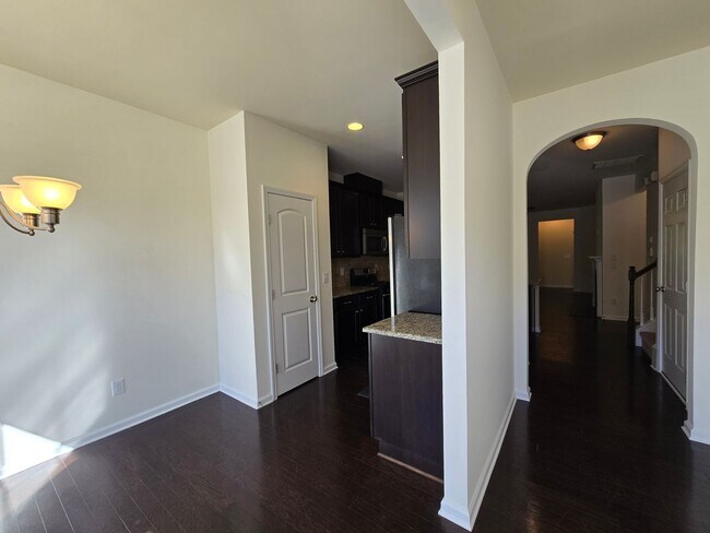 Foto del edificio - Spacious 3BR, 2.5BA Townhome with Loft & High Ceilings in a Fantastic Location!