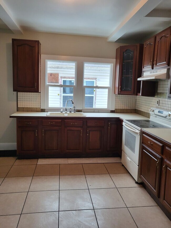 Foto del edificio - 4 Bed 1 bath - EHA Approved!