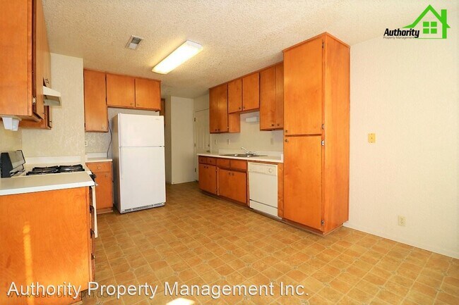 Building Photo - 3 br, 1.5 bath House - 3281 Foothill Vista Dr