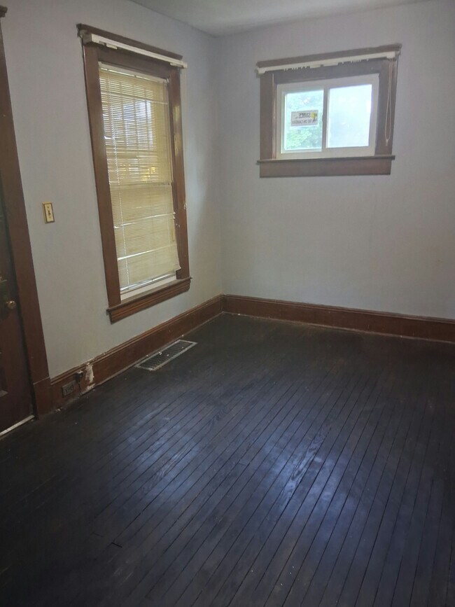 Building Photo - 1340 E 93