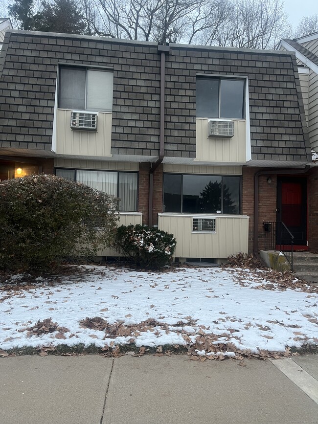 Foto del edificio - 244 High Path Rd