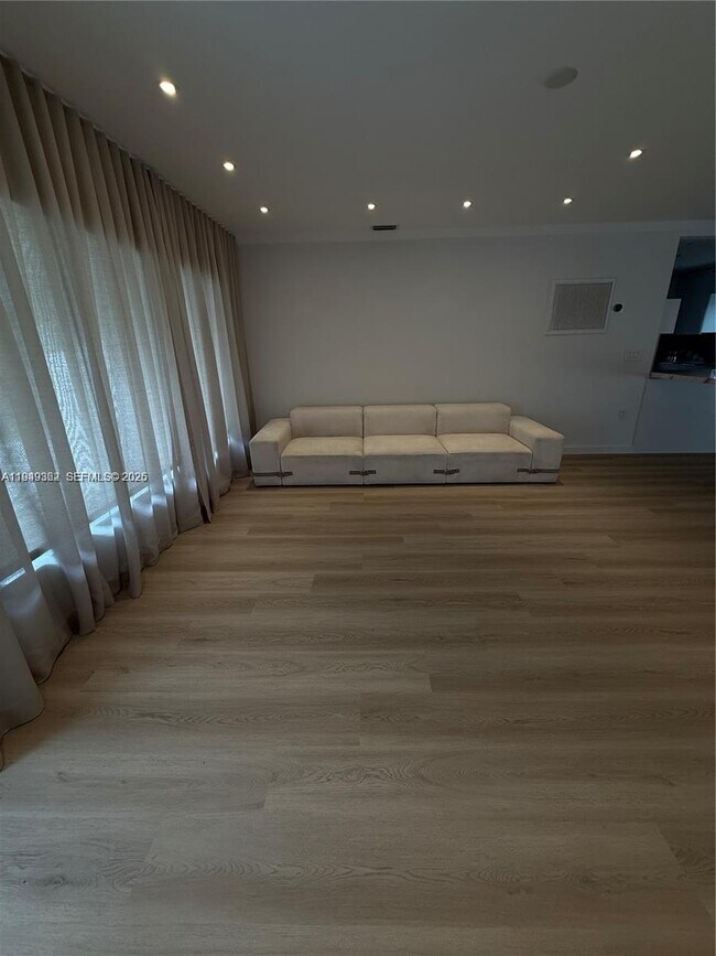 Foto del edificio - 675 NE 93rd St