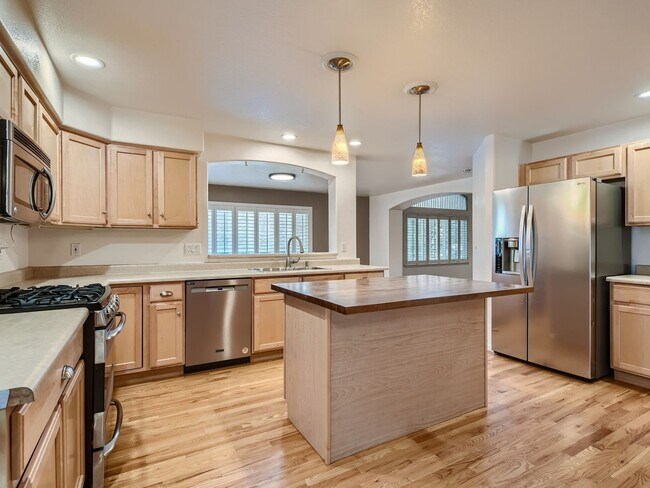 Building Photo - Evolve Real Estate: Maintenance Free Livin...