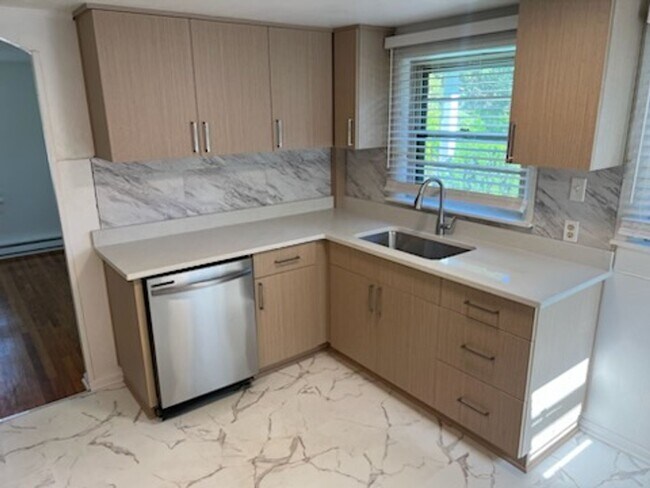 Foto del edificio - Cozy Home - Updated 2 bedroom with 2 car g...