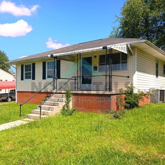Building Photo - Stunningly Revamped 3-Bedroom, 1-Bathroom ...