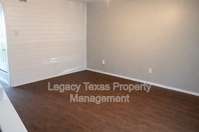 Building Photo - 1409 Courtney Pl