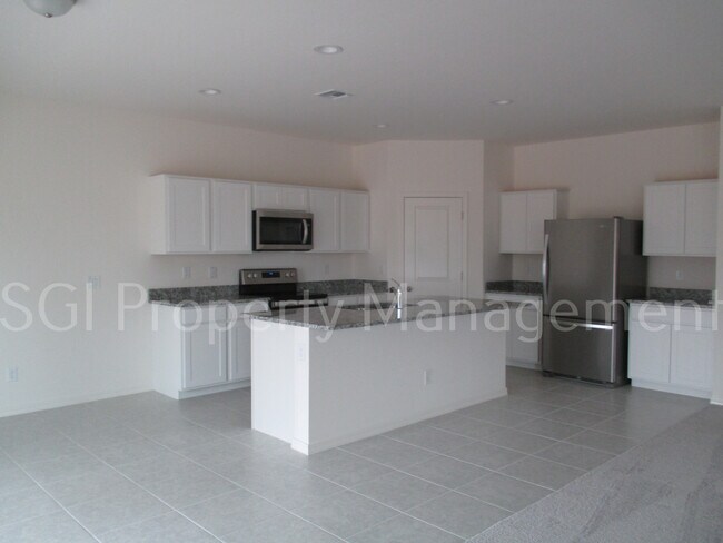 Building Photo - Large move in ready home available now