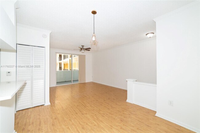 Foto del edificio - 17150 N Bay Rd
