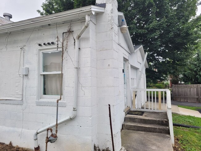 Building Photo - 103 Schoolhouse Rd