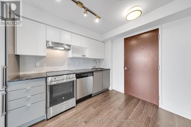 Building Photo - 120-120 Varna Dr