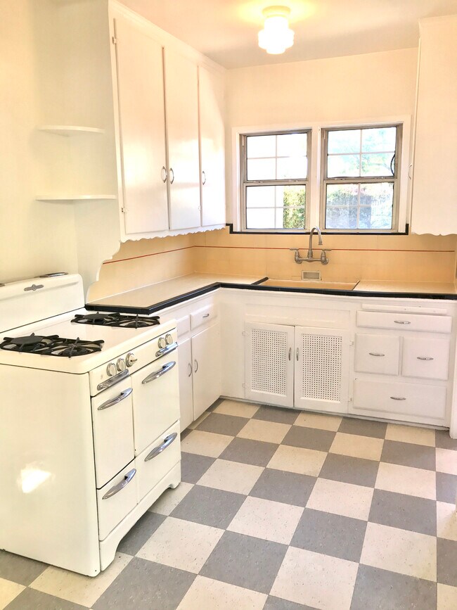 Building Photo - 431 Parkman Ave