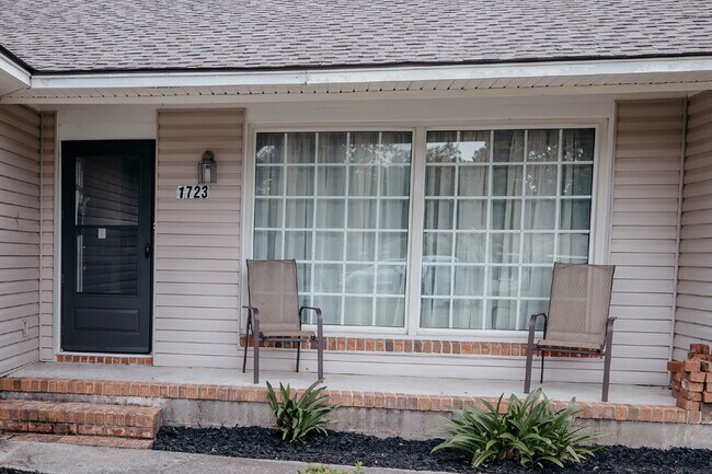 Building Photo - Fully Furnished Charleston Rental Near Folly Beach – Utilities Included | $3,100/Month